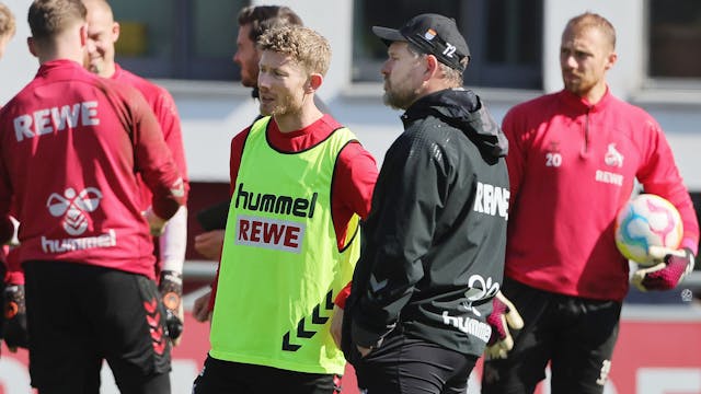 Kölns Trainer Steffen Baumgart spricht während des Trainings mit FC-Profi Florian Kainz.