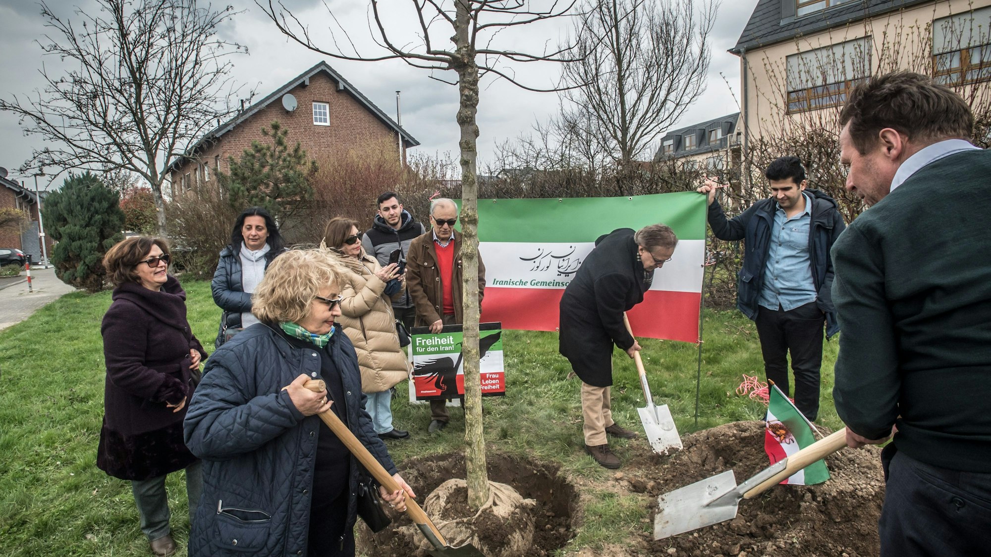 Die iranische Gemeinschaft  Leverkusen pflanzt einen Baum mit Oberbürgermeister Uwe Richrath  Grünzug Schmalenbruch, Theodor-Gierath-Straße.