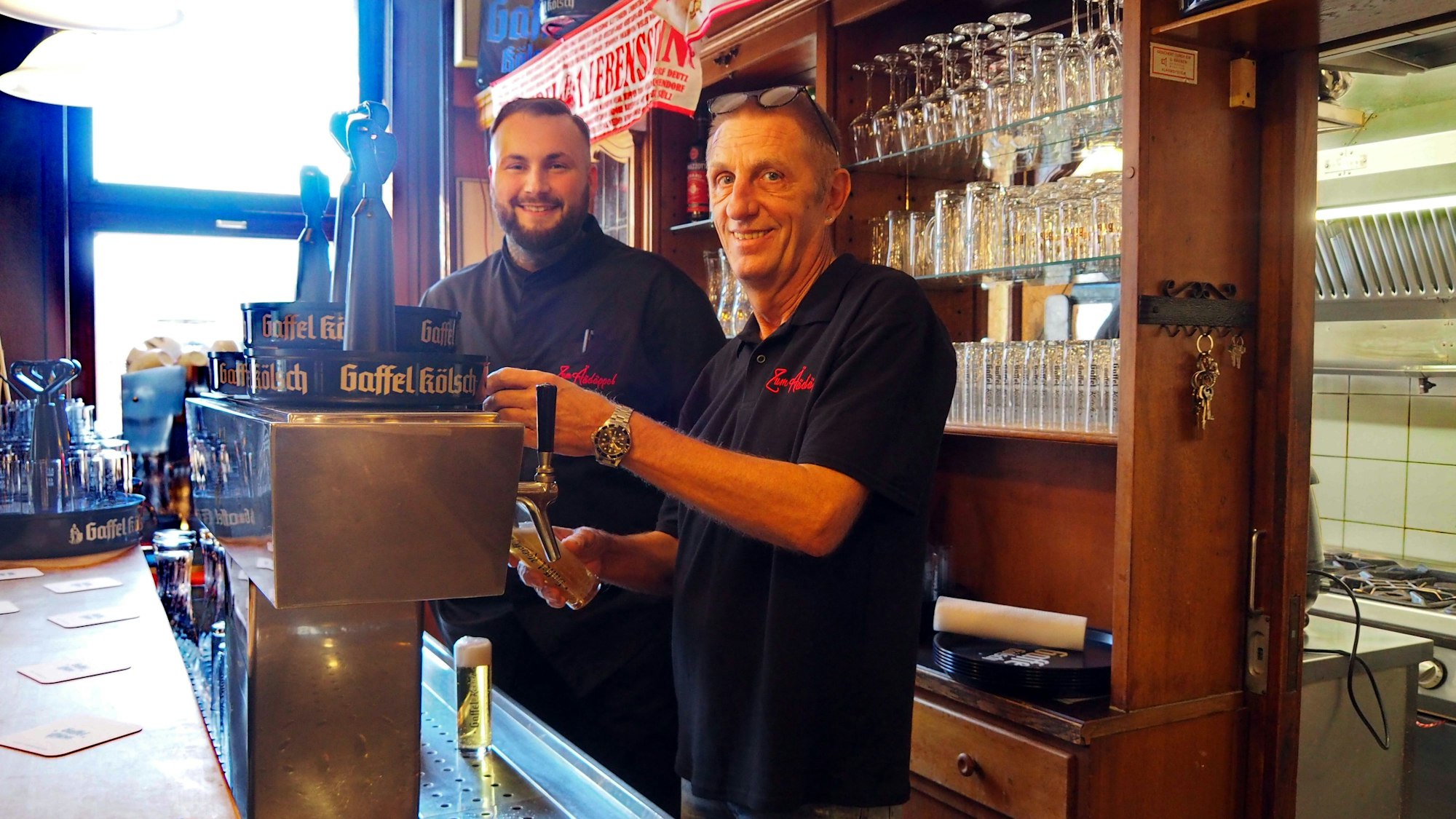 Jérôme Lottner und Ralf Klein in ihrem Lokal in Köln beim Bierzapfen