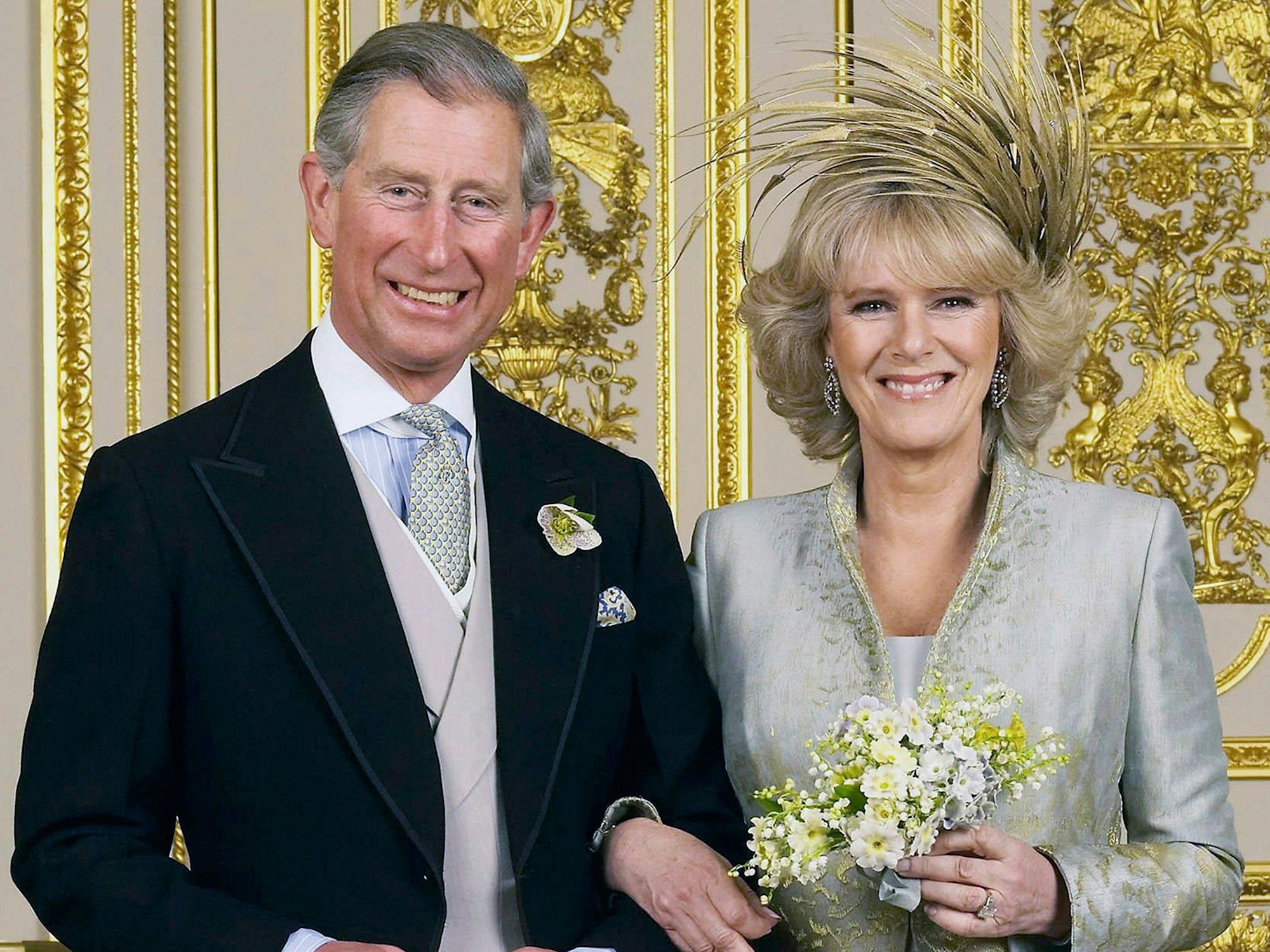 König Charles III. und Camilla, seine Königsgemahlin, nach der standesamtlichen Trauung am 9. April 2005 in Windsor.