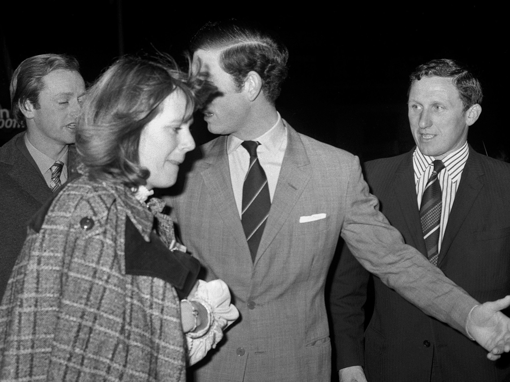 Camilla Shand und der heutige König Charles III. verlassen im Februar 1975 das New London Theatre.