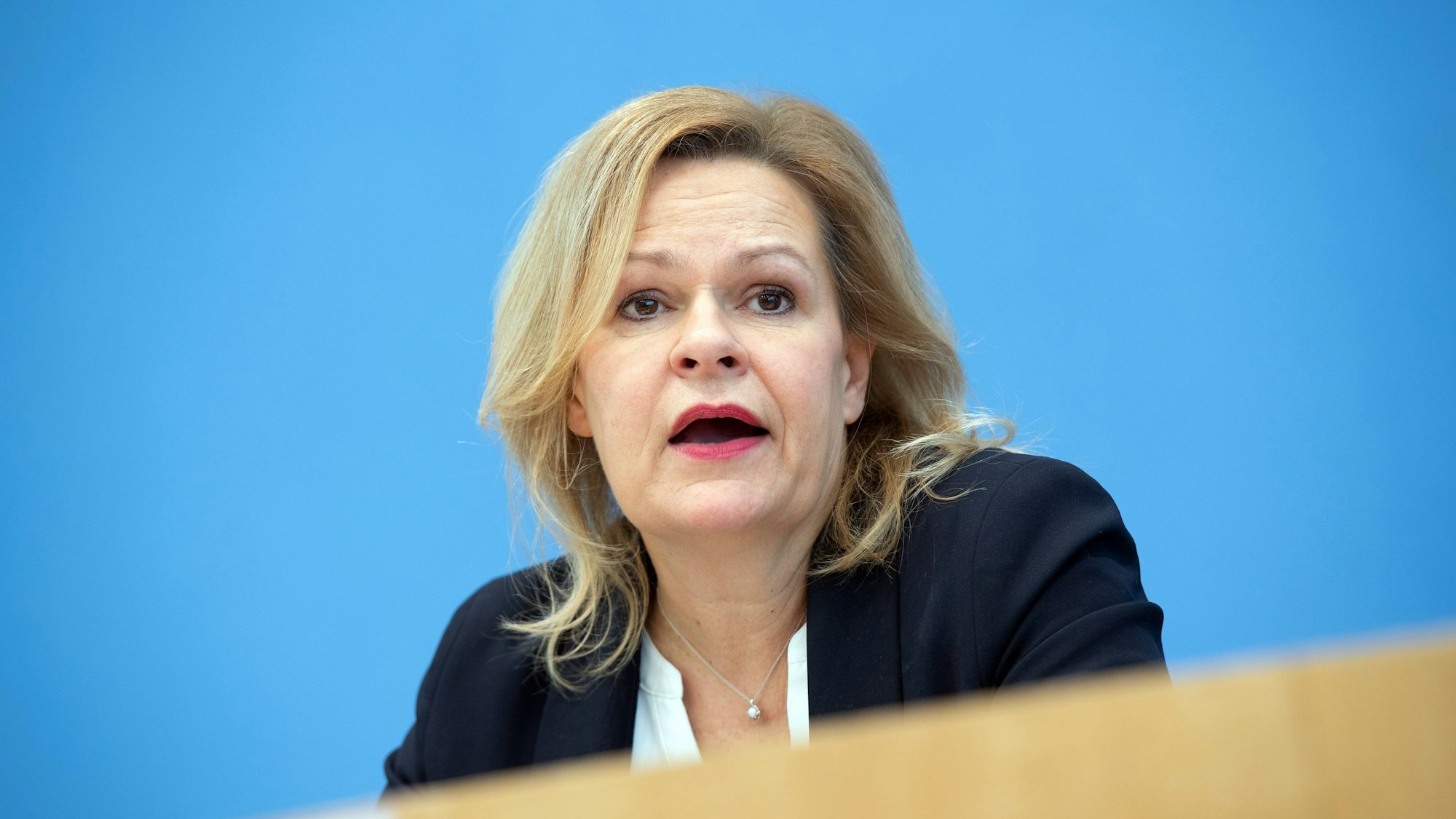 Bundesinnenministerin Nancy Faeser (SPD) stellt in der Bundespressekonferenz die Kriminalstatistik für das vergangene Jahr vor.