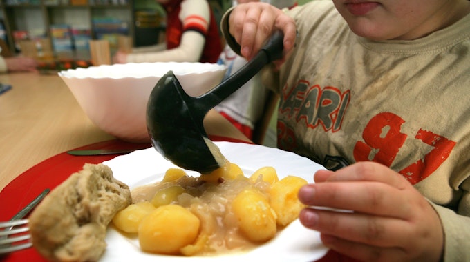 Das Bild zeigt ein Kind beim Mittagessen.