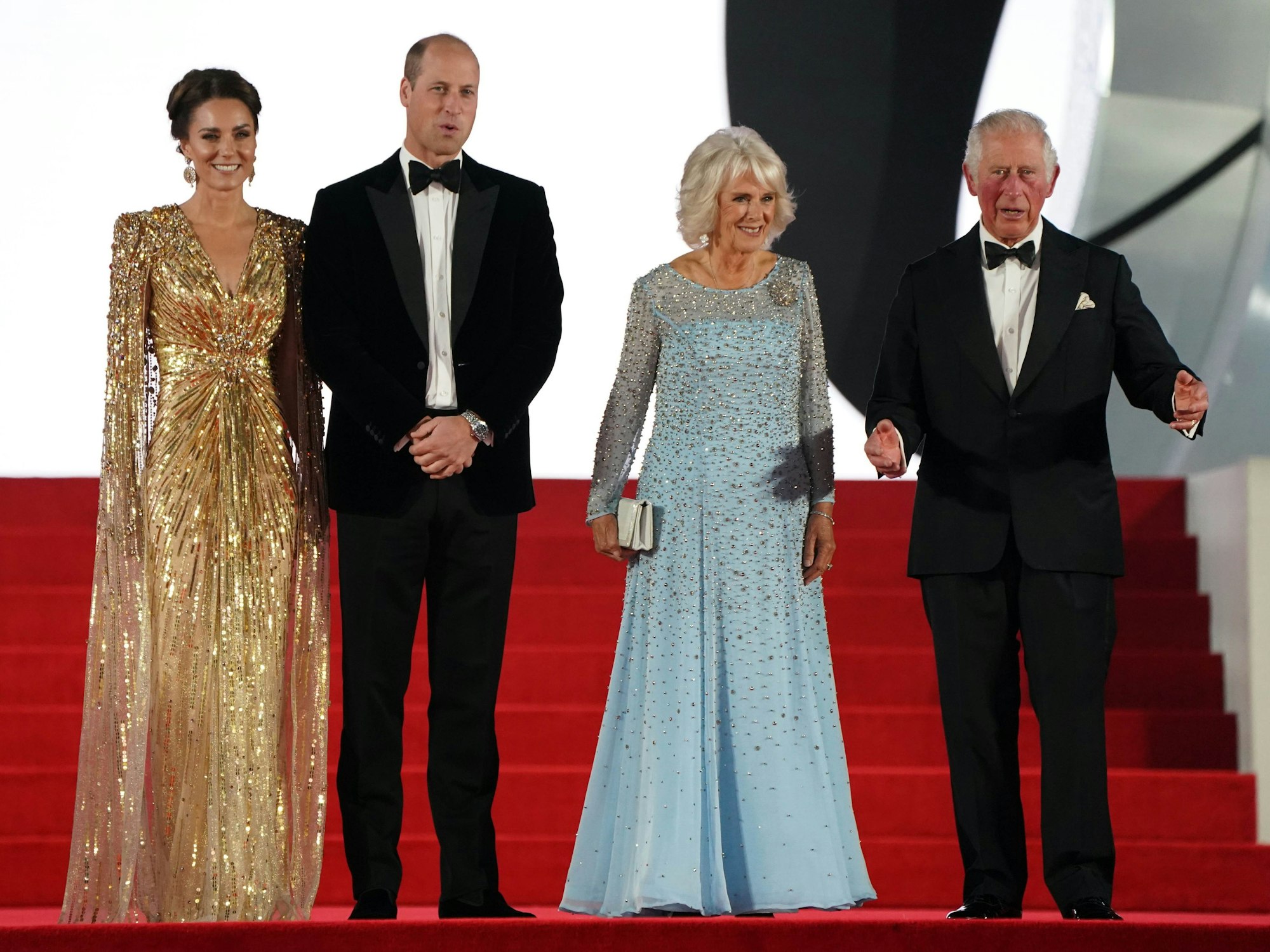 Der britische Prinz William, seine Ehefrau Kate, Herzogin von Cambridge, Queen Consort Camilla und König Charles III. 2021 bei der Bond-Premiere in London.