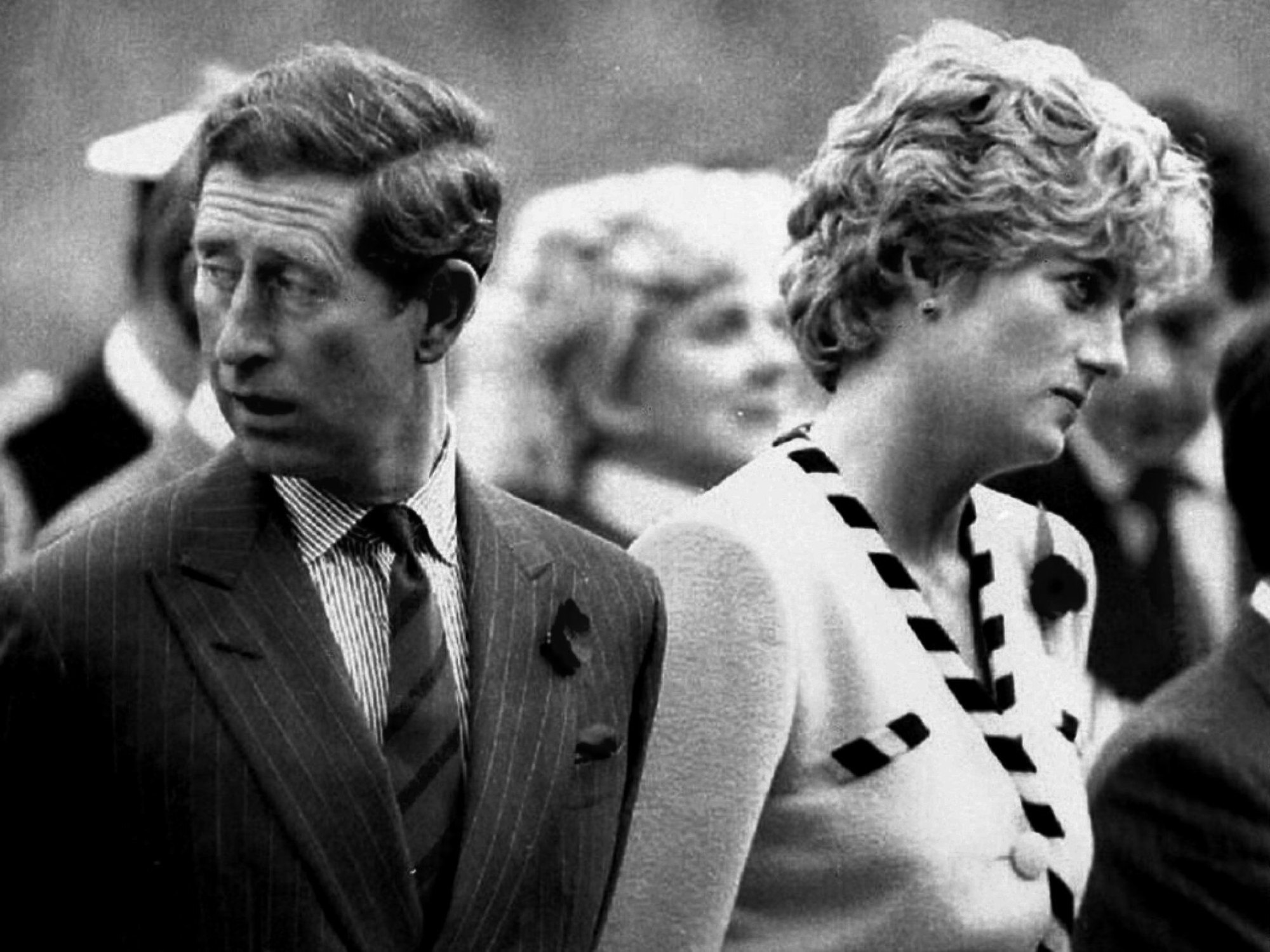 Der britische Thronfolger Prinz Charles und seine Frau Prinzessin Diana wenden sich bei einem Besuch in Korea 1992 voneinander ab.