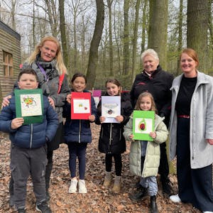 Künstlerin Barbara Gorel (2.v.l.) mit teilnehmenden Kindern und Vertreterinnen des Wildparks Reuschenberg und des Fördervereins der Grundschule Im Steinfeld.