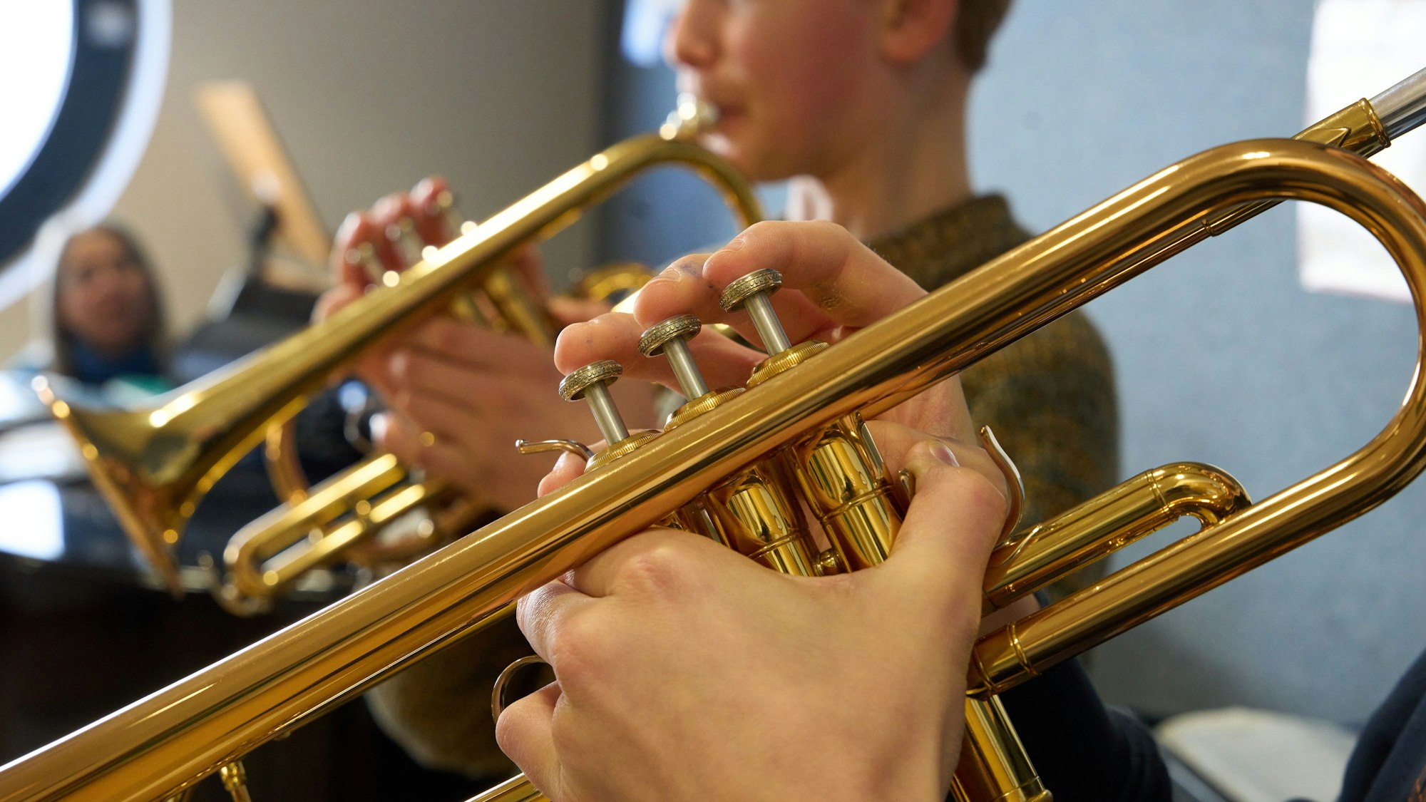 Lennart (r) und Philipp spielen im Unterricht an der Musikschule Koblenz Trompete (Symbolbild)