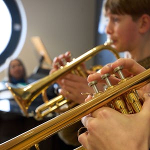 Lennart (r) und Philipp spielen im Unterricht an der Musikschule Koblenz Trompete (Symbolbild)