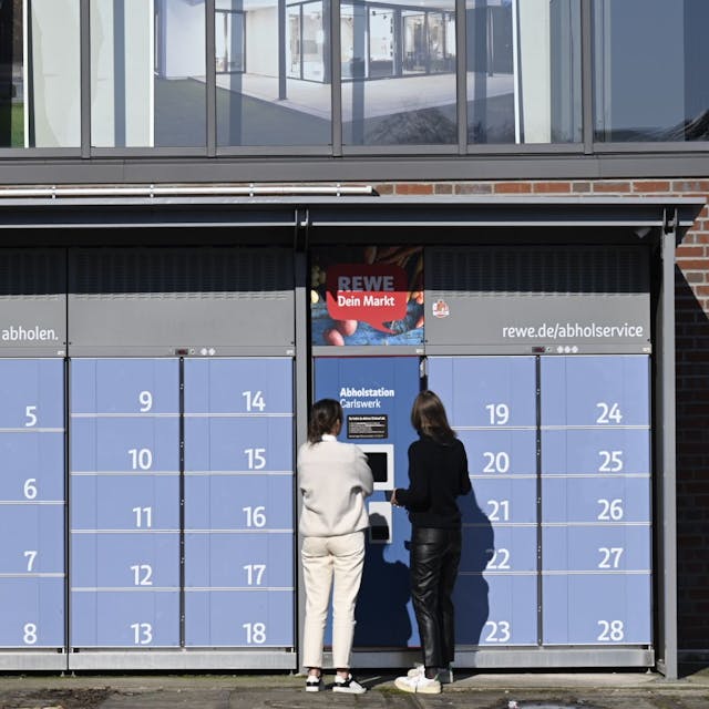 05.04.2023, Köln: Eine Abholstation von REWE in der Schanzenstraße. Hier können online getätigte Lebensmitteleinkäufe ähnlich wie bei einer Packstation jederzeit abgeholt werden. Die Anlagen sind dazu gekühlt. . Foto: Uwe Weiser