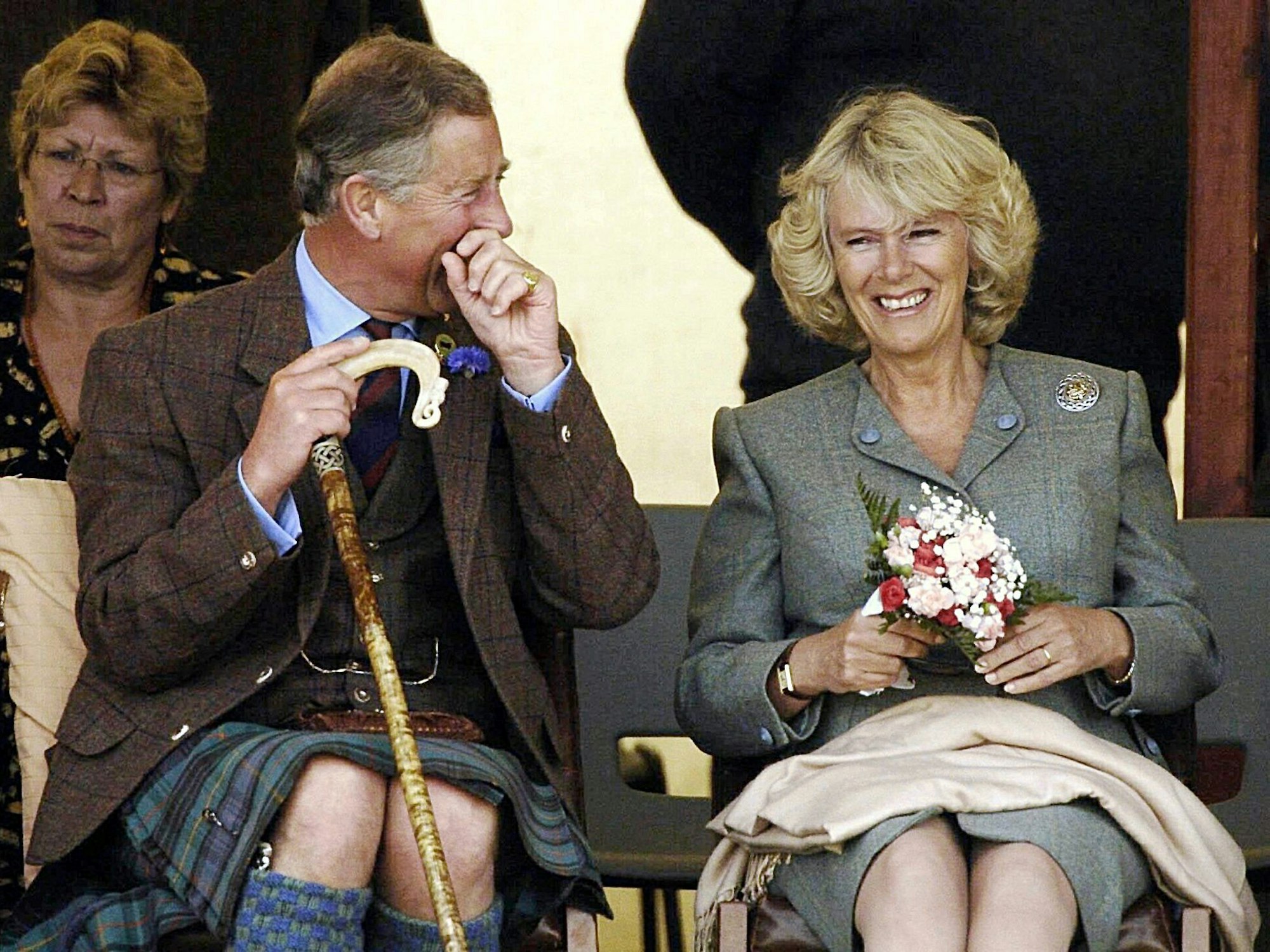 König Charles III. und Königsgemahlin Camilla am 7. August 2004 bei den Highland Games in Schottland.