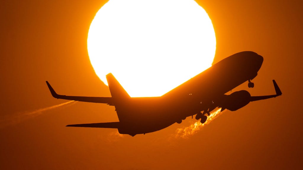 Flugreisen in Europa sind im Schnitt um 21 Prozent gestiegen. Eine Passagiermaschine hebt vor der untergehenden Sonne vom Flughafen Frankfurt ab. Symbolfoto vom 3. April 2023.