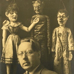 Carl Niessen vor Marionetten, Köln um 1930, Theaterwissenschaftliche Sammlung der Universität zu Köln.