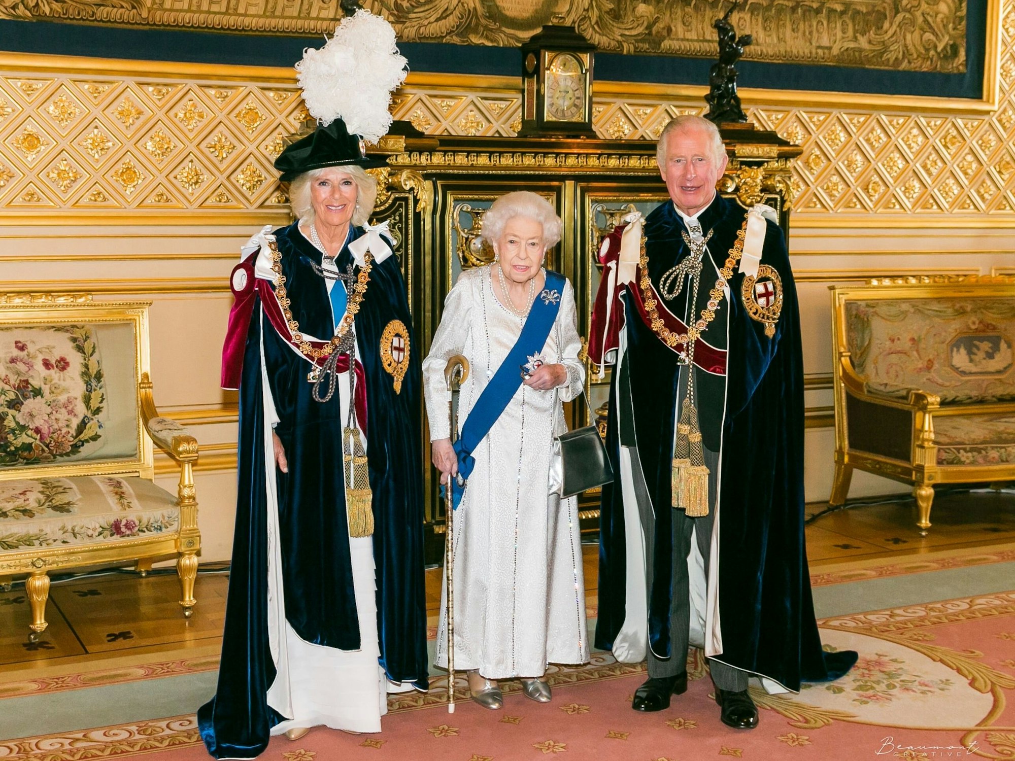 Dieses vom Buckingham Palace herausgegebene Handout-Foto zeigt Queen Camilla (links), Queen Elizabeth II. und König Charles III. bei der Zeremonie zum Hosenbandorden im Juni 2022.