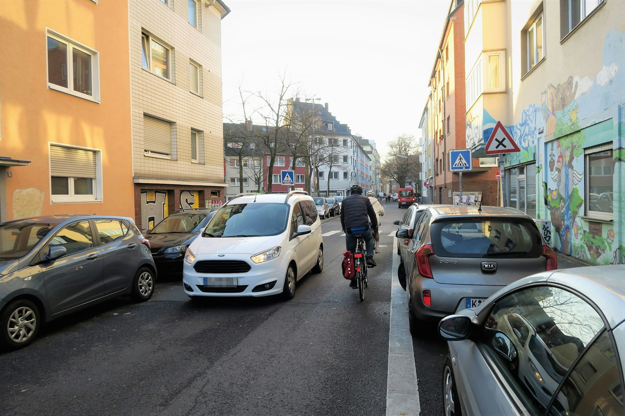 Zwei Fahrräder fahren auf einer Straße.