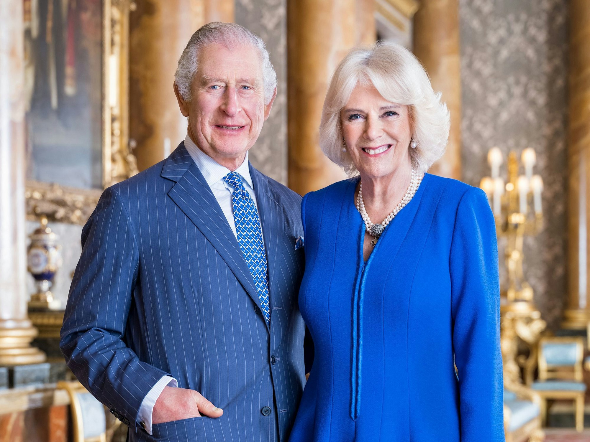 König Charles III. und Queen Camilla am 4. April 2023 auf einem offiziellen Foto anlässlich ihrer Krönung.