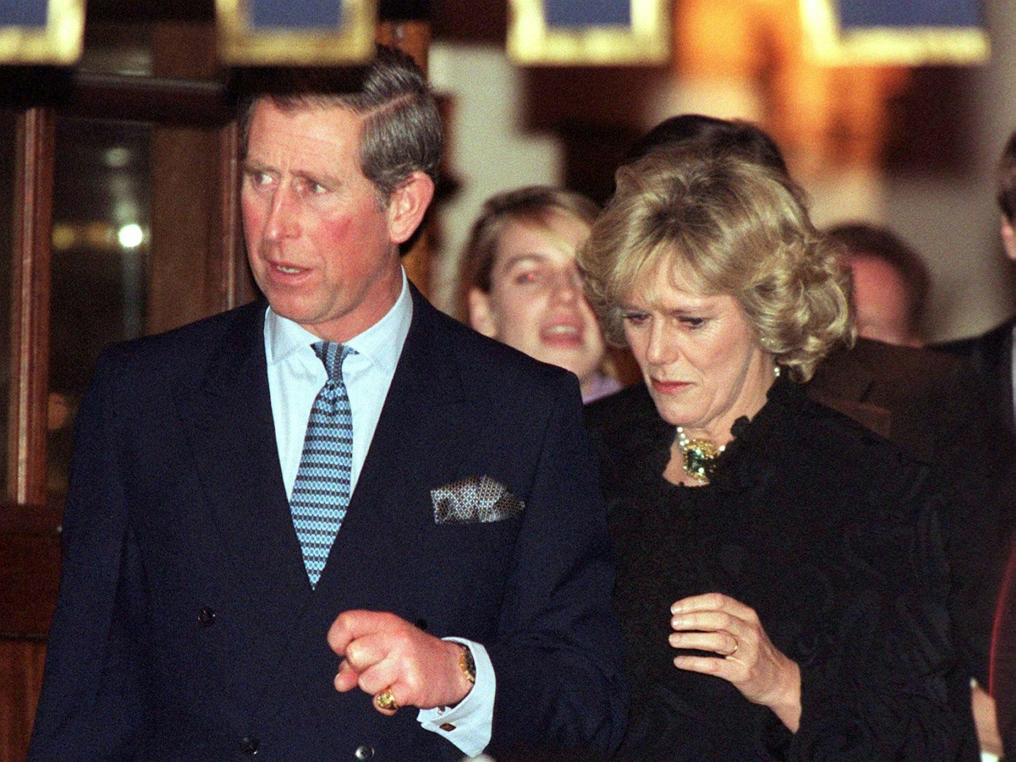 König Charles III. und Queen Camilla werden am 28. Januar 1999 erstmals zusammen fotografiert: beim Verlassen des Ritz-Hotels in London.