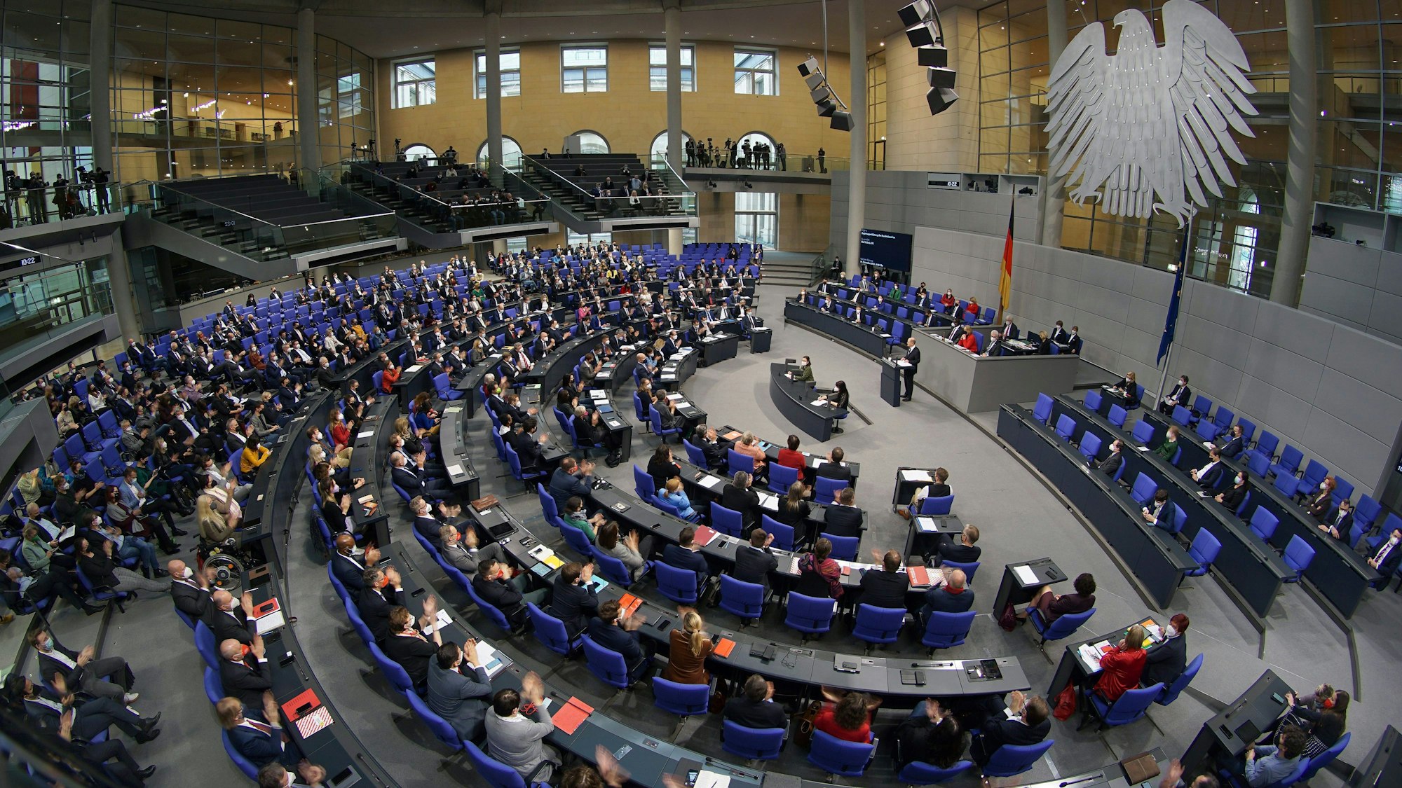 Bundeskanzler Olaf Scholz hält eine Rede während einer Sitzung des Deutschen Bundestages im Reichstagsgebäude in Berlin.