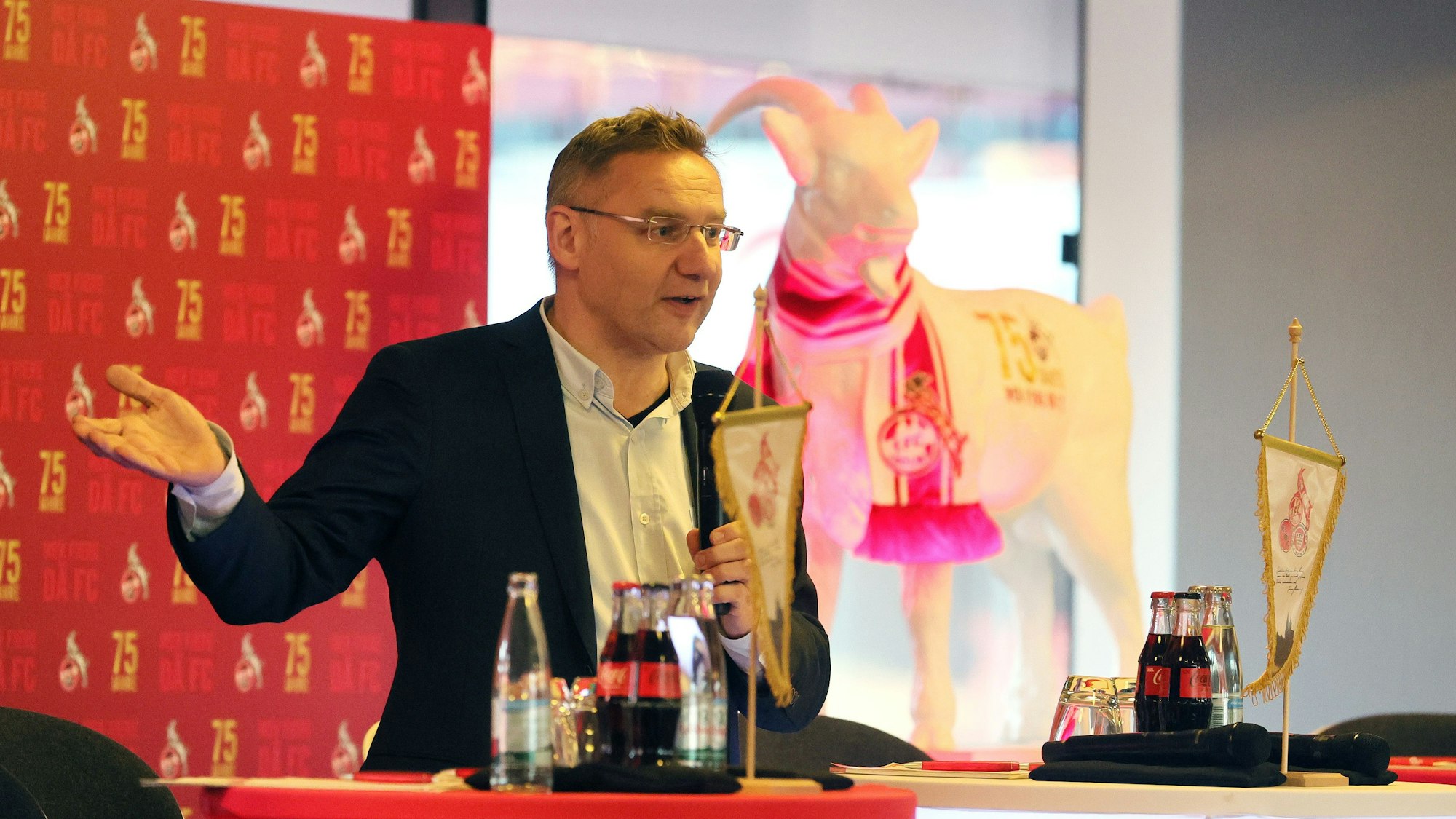 Eckhard Sauren, FC-Vizepräsident seit 2019 und Unternehmer, hält eine Ansprache.