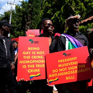 Aktivisten demonstrieren gegen Anti-Homosexuellen-Gesetz in Uganda.