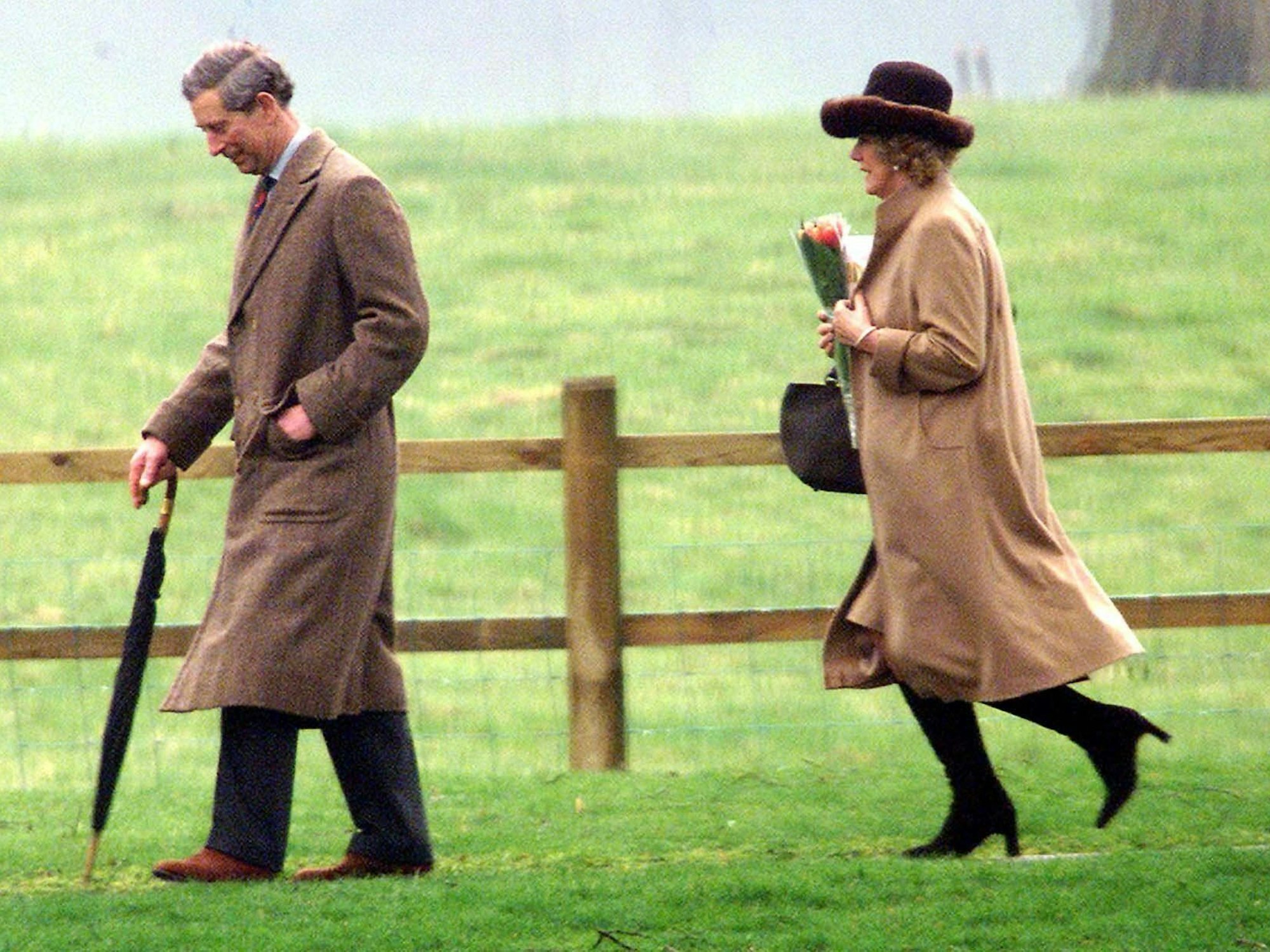 König Charles und Queen Camilla am 17. März 2002 auf dem königlichen Landsitz Sandringham in Norfolk.