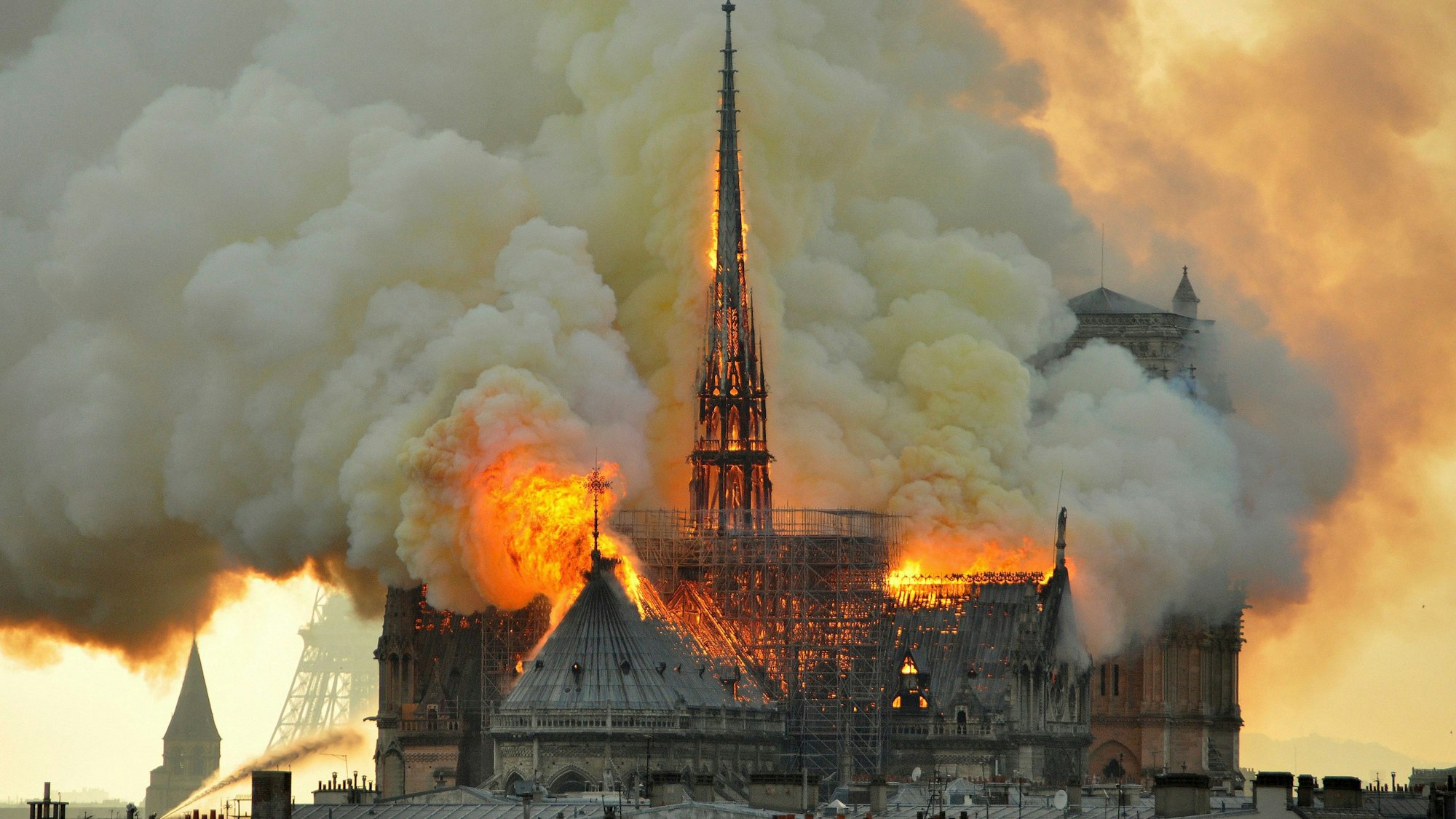 Kathedrale, die in Flammen steht und von großen Rauchwolken umgeben ist