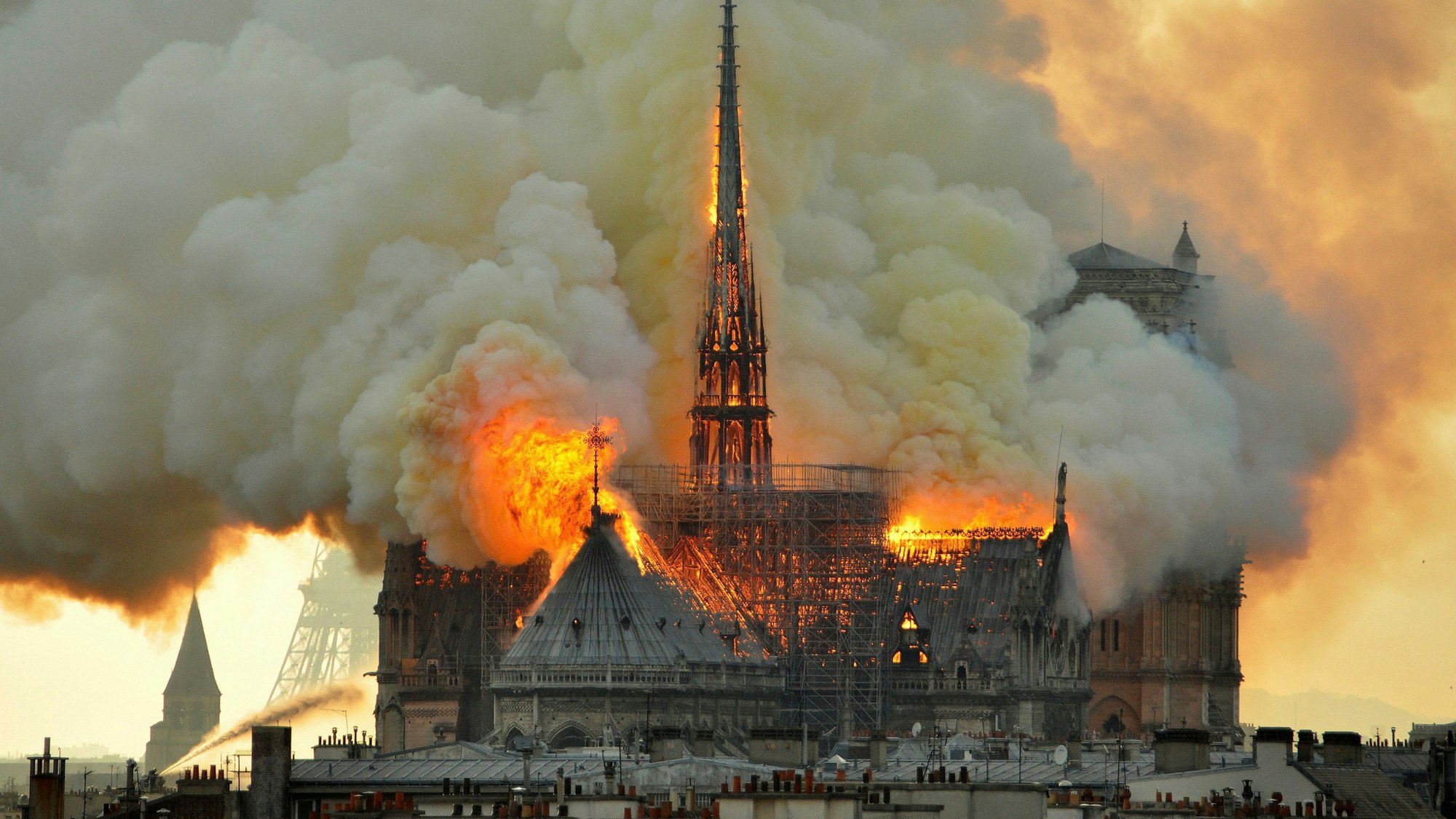 Flammen und Rauch steigen aus der Kathedrale Notre-Dame in Paris auf. Im April 2019 wurde die Kathedrale bei einem Brand schwer beschädigt. Foto: Thierry Mallet/AP/dpa