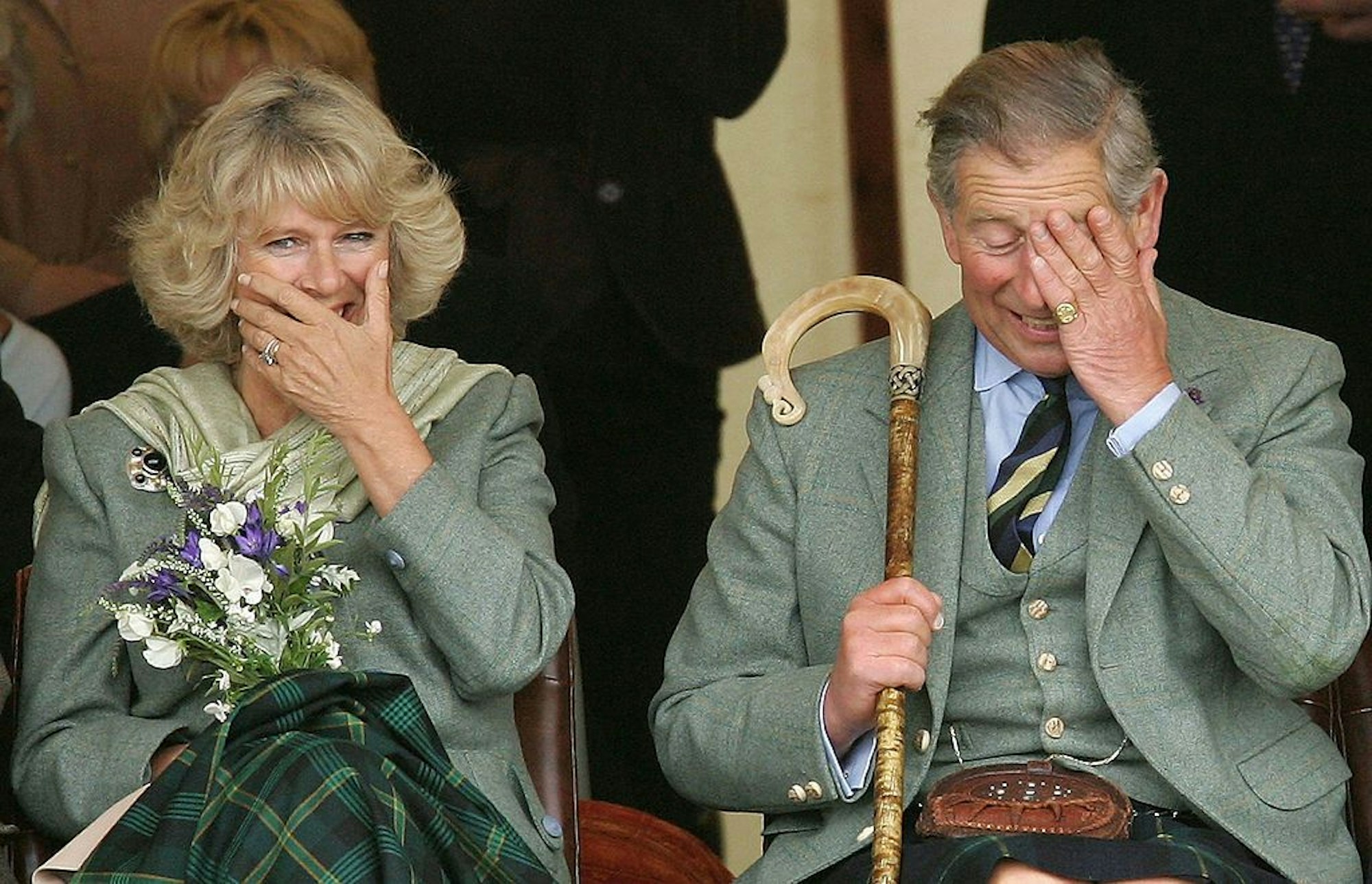 Queen Camilla und König Charles III. lachen gemeinsam bei einer Veranstaltung in den schottischen Highlands am 6. August 2005