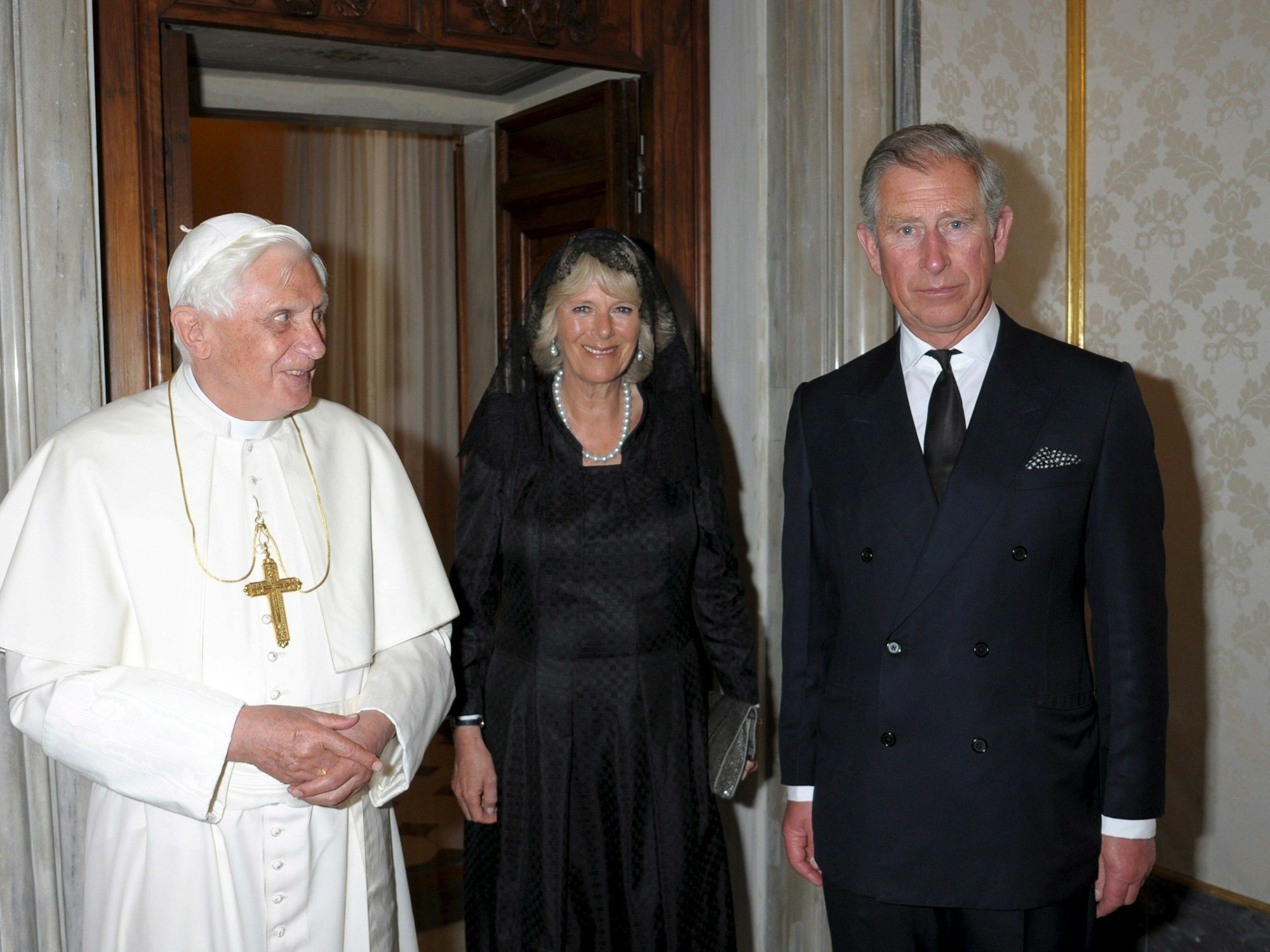 Papst Benedikt XVI. empfängt am 27. April 2009 König Charles III. und Queen Consort Camilla