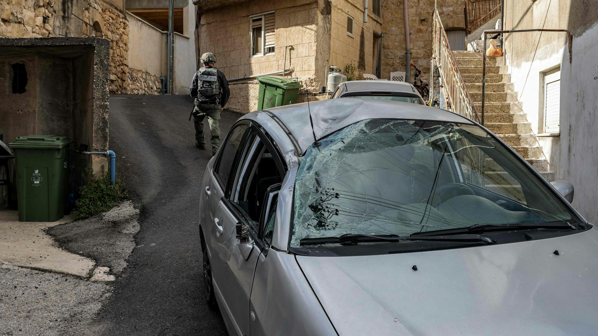 Ein beschädigtes Auto in Fassuta. Trotz des Raketenabwehrsystems kam es durch die Angriffe aus dem Libanon zu Schäden und Verletzten im Norden Israels.