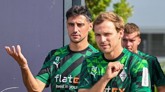 Tony Jantschke (r.) ist seit 2008 Profi bei Borussia Mönchengladbach und langjähriger Teamkollege von Gladbach-Kapitän Lars Stindl. Das Foto zeigt die beiden Fanlieblinge am 24. August 2022.
