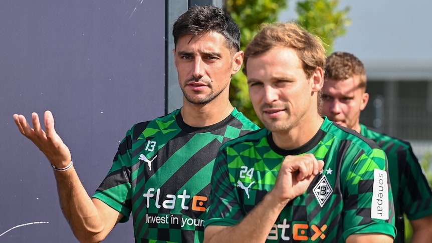 Tony Jantschke (r.) ist seit 2008 Profi bei Borussia Mönchengladbach und langjähriger Teamkollege von Gladbach-Kapitän Lars Stindl. Das Foto zeigt die beiden Fanlieblinge am 24. August 2022.