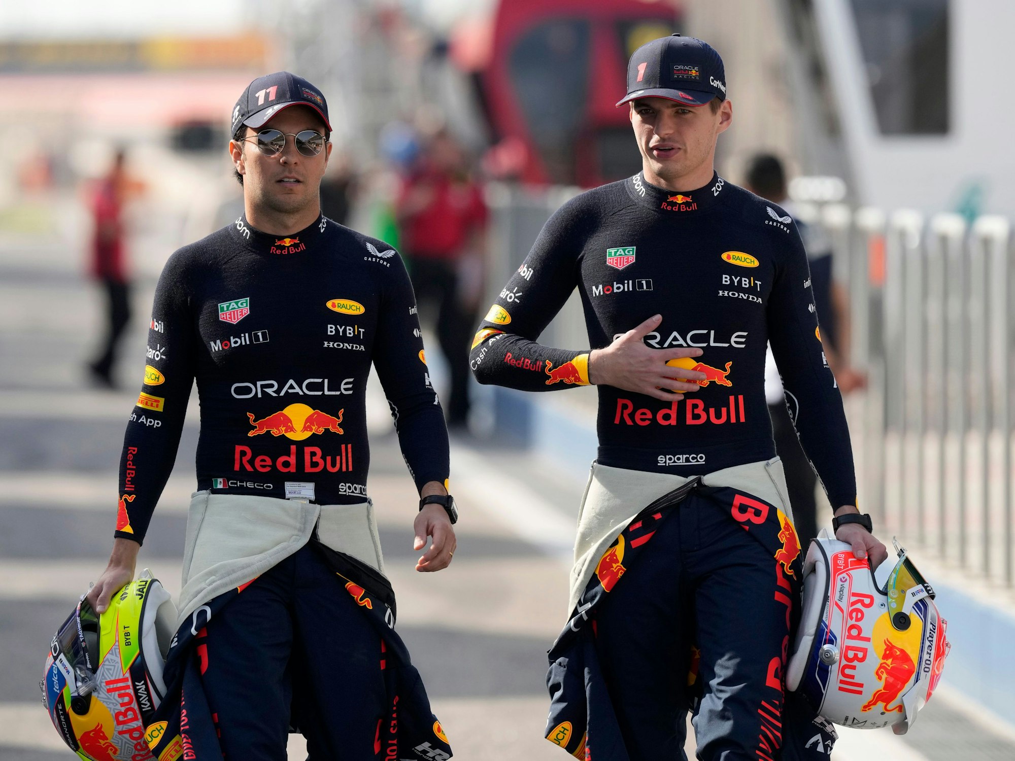 Max Verstappen und Teamkollege Sergio Perez von Red Bull beim Großen Preis von Bahrain.