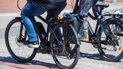 Mecklenburg-Vorpommern, Koserow: Touristen fahren mit Elektrorädern durch das Ostseebad auf der Insel Usedom. Fahrer von E-Bikes sind häufig in Unfälle verwickelt.