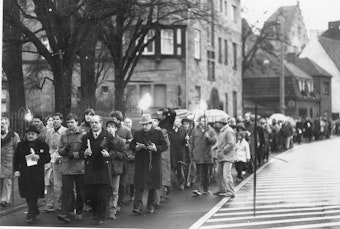 Mit einer Schweigeprozession zogen 1982 Hunderte Kölner und Kölnerinnen durch die Stadt, um für Ninas Freilassung zu bitten und zu beten
