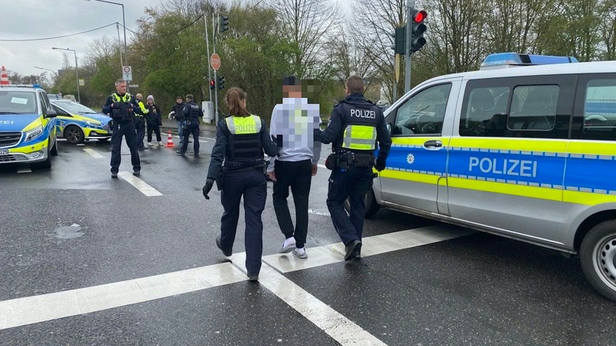 Bei einem Einsatz im Flüchtlingsheim in Ossendorf wird ein 18-Jähriger abgeführt.