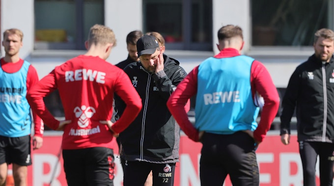 Steffen Baumgart im Gespräch mit seinen Spielern während einer Traininingsheinheit.
