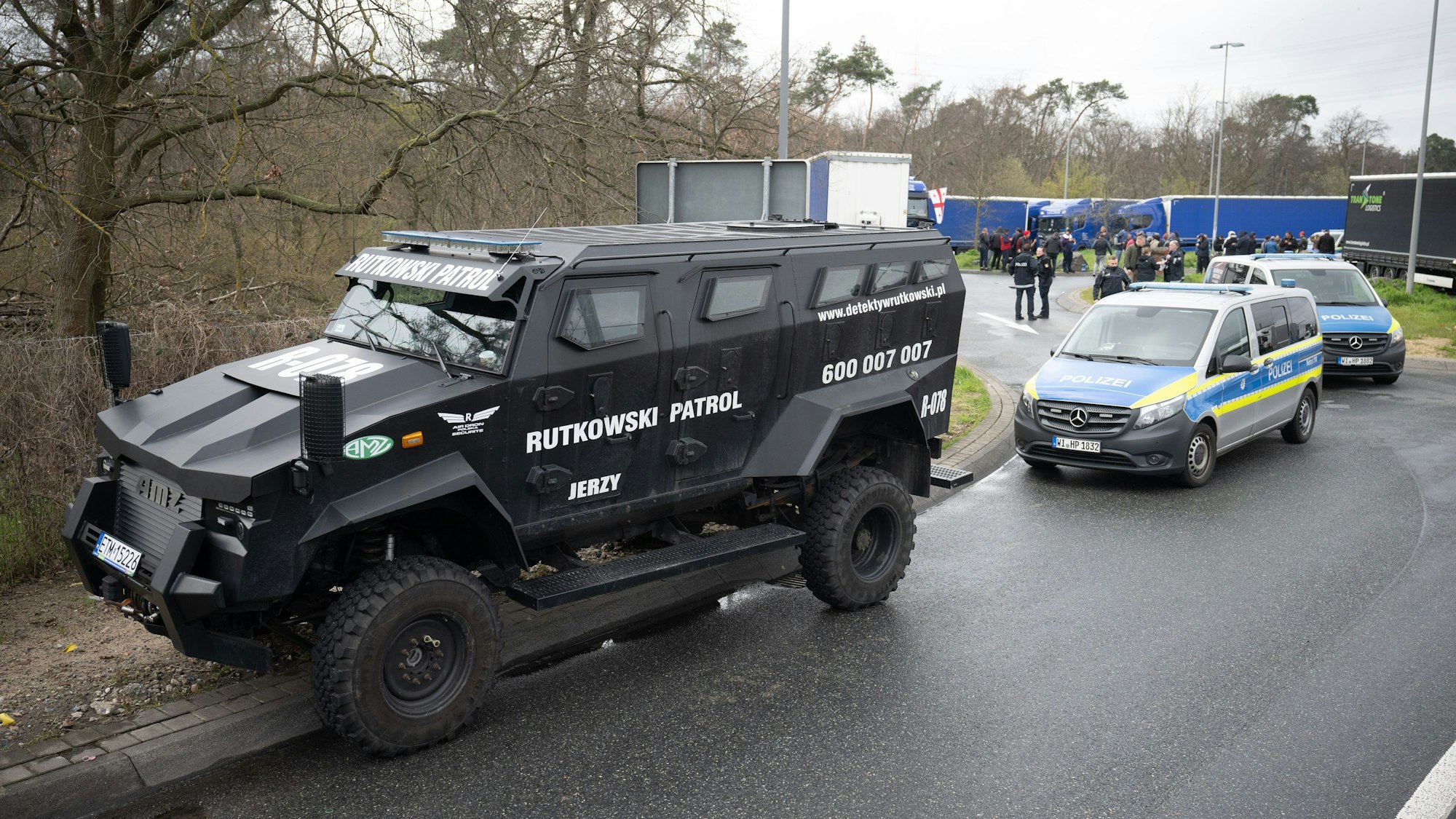 Ein gepanzerter Wagen des Sicherheitsdienstes steht nach einem Polizeieinsatz auf der Raststätte Gräfenhausen an der A5.