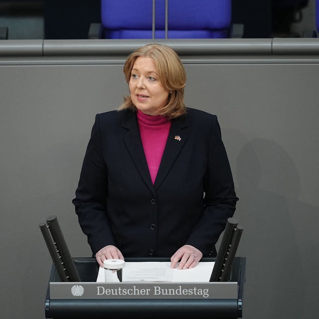 Berlin: Bärbel Bas (SPD), Bundestagspräsidentin, spricht im Bundestag vor der Rede des britischen Königs. Noch vor seiner Krönung im Mai 2023 besuchten der britische König und die Königsgemahlin für drei Tage Deutschland.