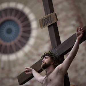 Kreuzigungsszene mit Jesus-Darsteller Julian Lux bei der Karfreitagsprozession in Bensheim.