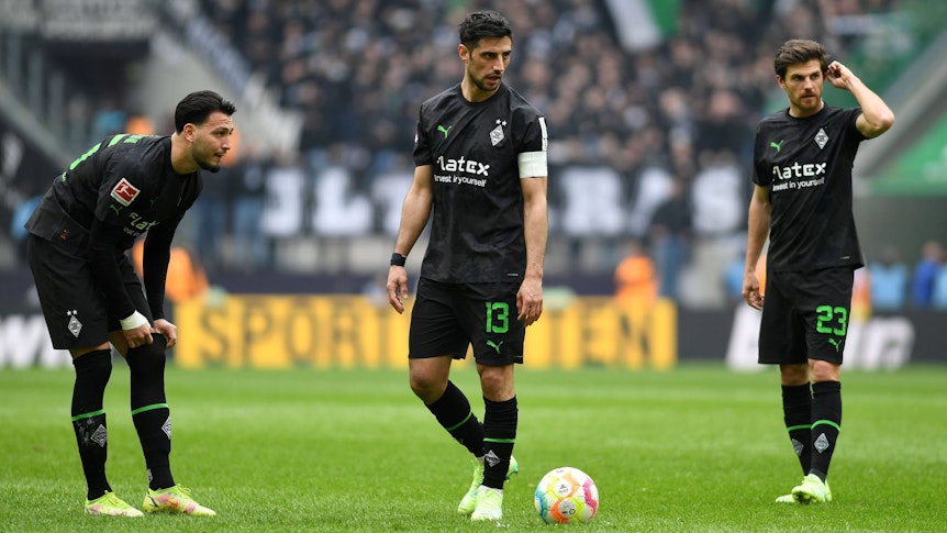 Jonas Hofmann (r.) steht mit Ramy Bensebaini (l.) und Lars Stindl zur Ausführung eines Freistoßes im Bundesliga-Spiel von Borussia Mönchengladbach beim 1. FC Köln am 2. April 2023 bereit.