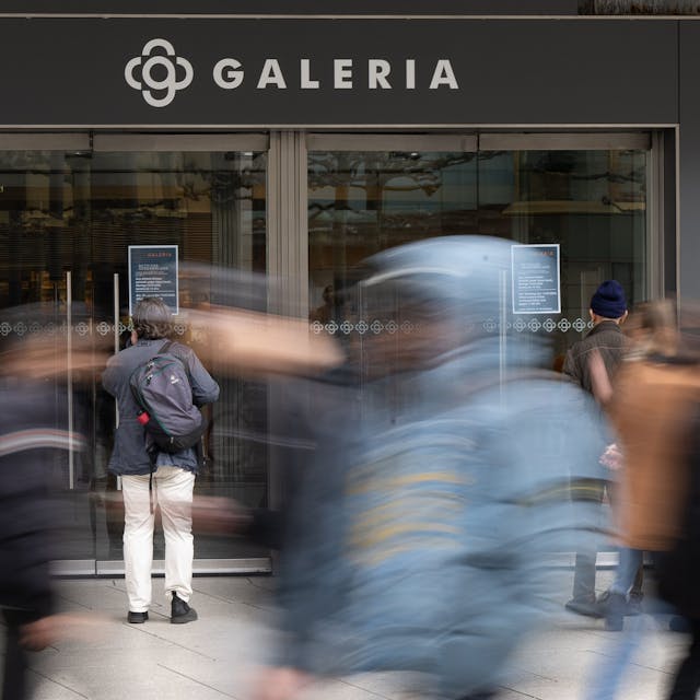 Menschen gehen am Eingang des Galeria Kaufhof auf der Frankfurter Zeil vorbei. (Wischeffekt durch Langzeitbelichtung)