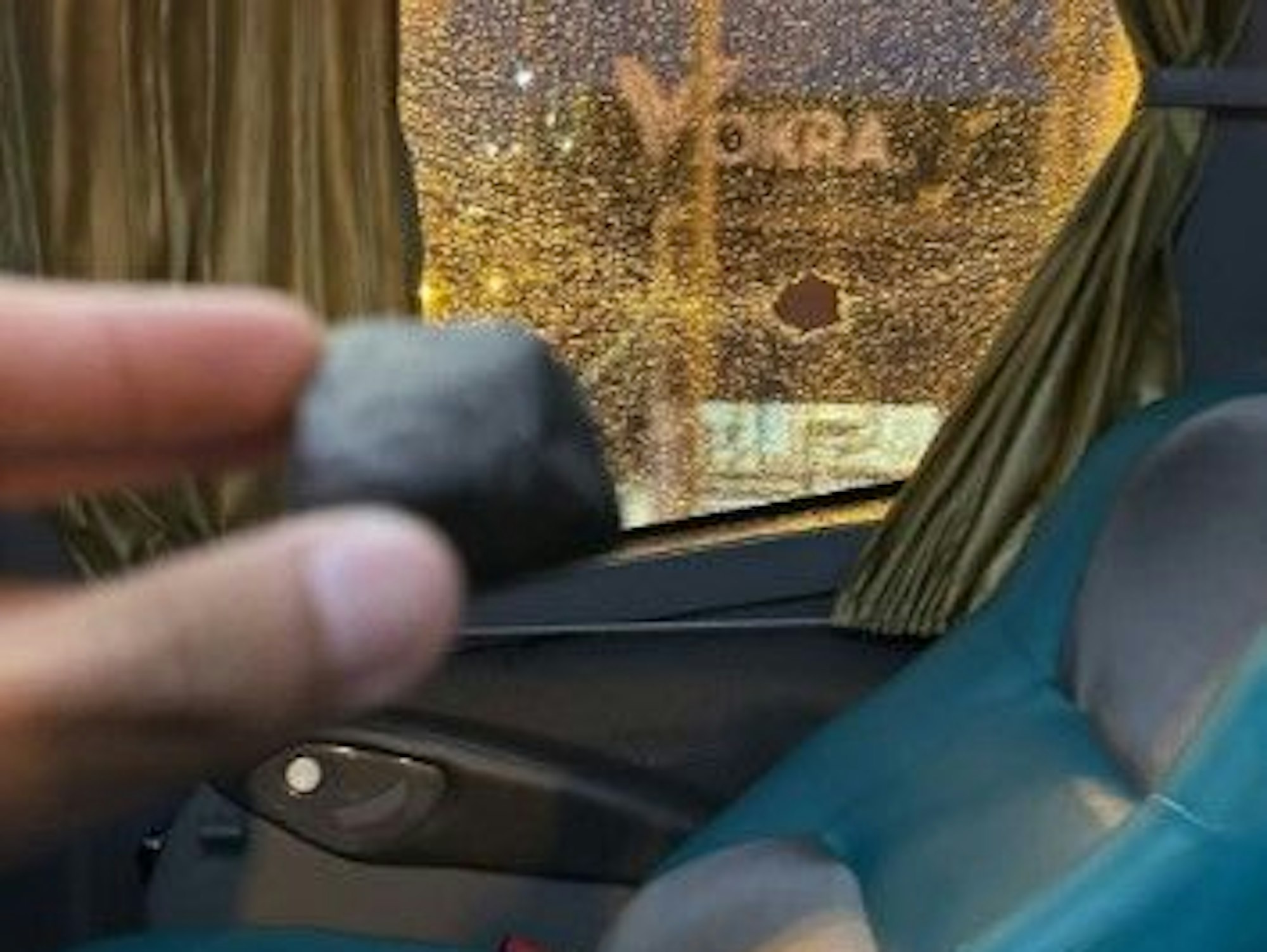 Mit Steinen warfen Fans von CA Tigre die Scheiben des Mannschaftsbus kaputt.