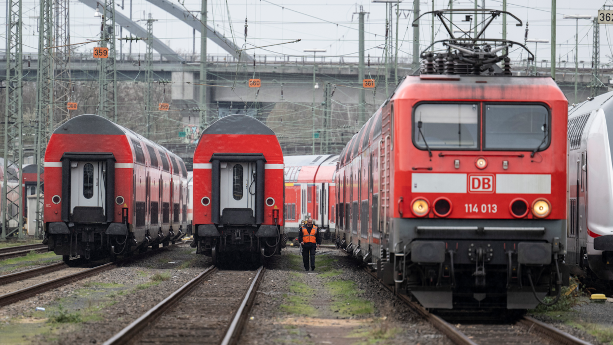 Züge der Deutschen Bahn stehen auf einem Abstellgleis am Hauptbahnhof in Frankfurt.