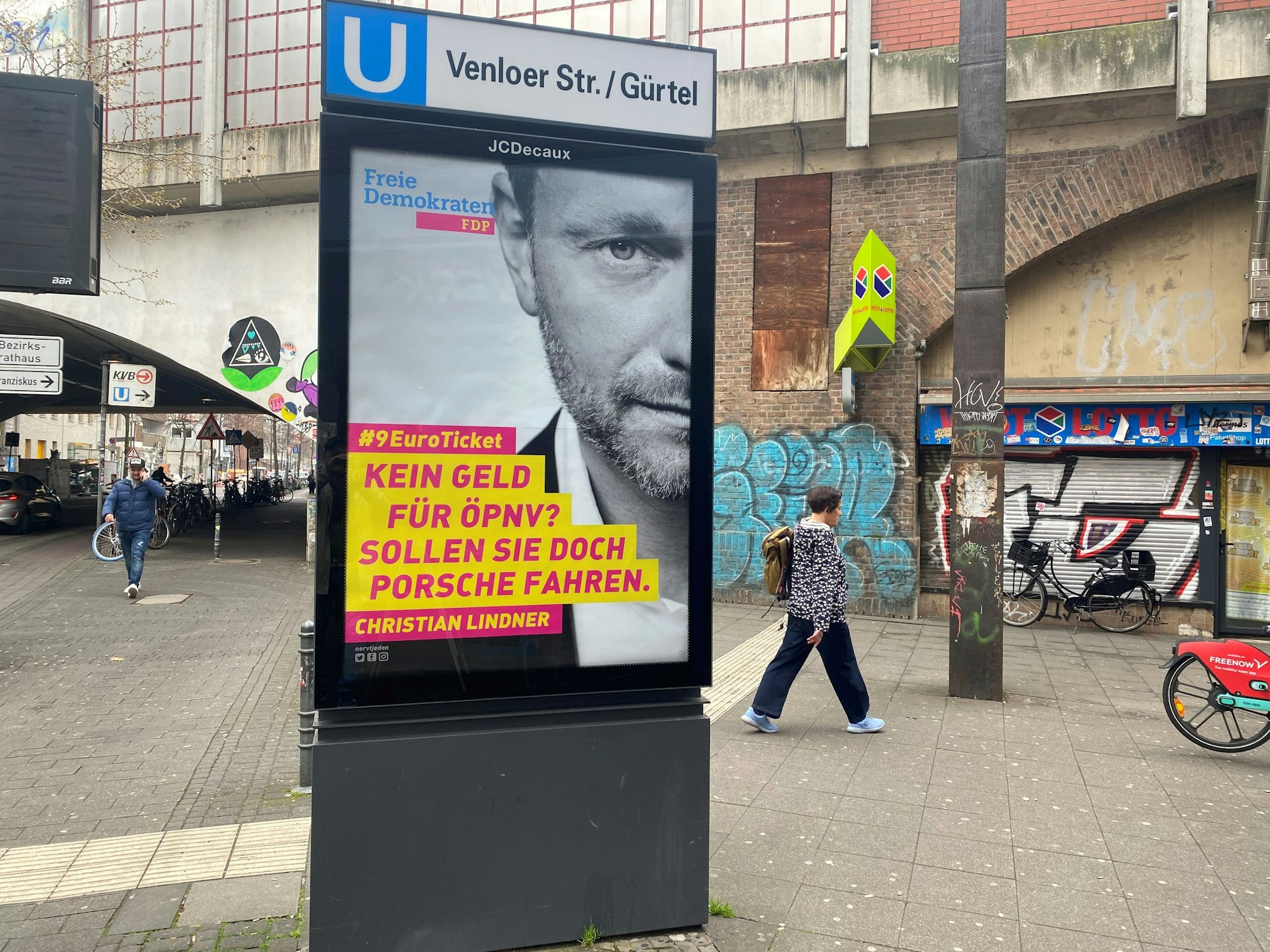Die Werbefläche, die in Köln-Ehrenfeld mit einem Plakat, auf dem Christian Lindner zu sehen ist, überklebt wurde.