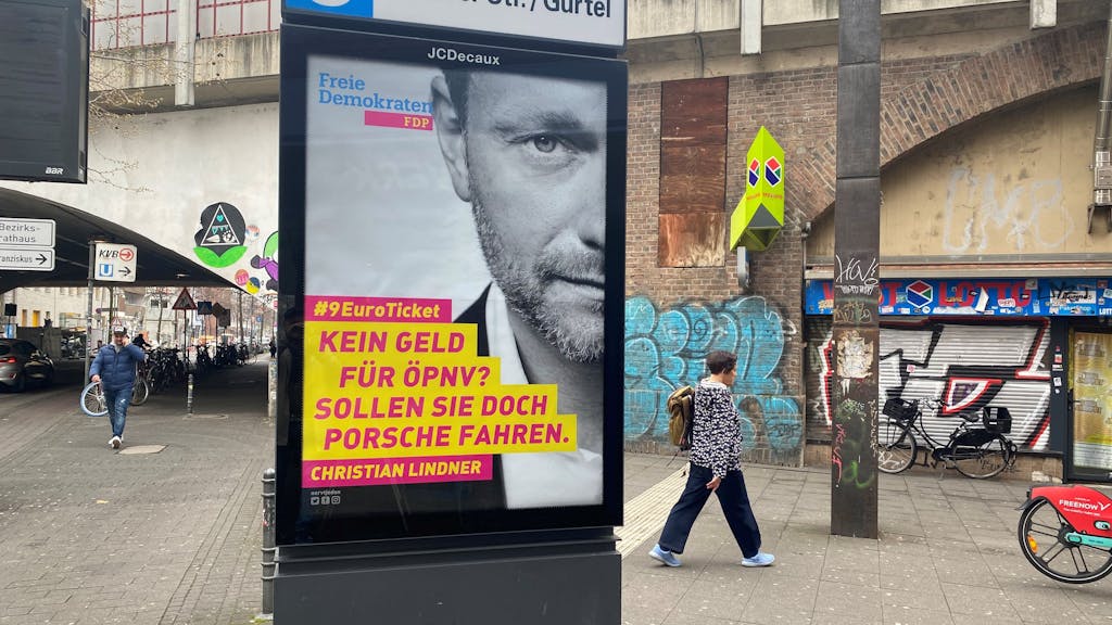 Die Werbefläche, die in Köln-Ehrenfeld mit einem Plakat, auf dem Christian Lindner zu sehen ist, überklebt wurde.
