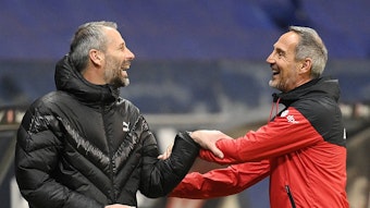 Gute Laune bei zwei ehemaligen Trainern von Borussia Mönchengladbach: Marco Rose (l.) grinst Adi Hütter, damals noch bei Eintracht Frankfurt, an. Das Foto zeigt die beiden Trainer am 15. Dezember 2020.