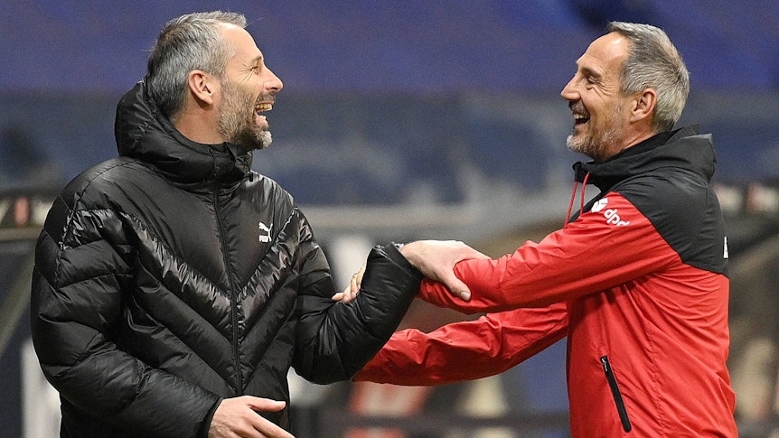 Gute Laune bei zwei ehemaligen Trainern von Borussia Mönchengladbach: Marco Rose (l.) grinst Adi Hütter, damals noch bei Eintracht Frankfurt, an. Das Foto zeigt die beiden Trainer am 15. Dezember 2020.