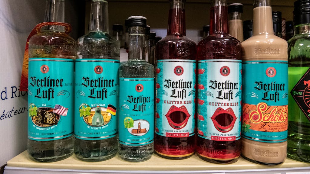 Flaschen von „Berliner Luft“, einer Marke der Firma Schilkin Spirituosen, stehen&nbsp; im April 2019 in Berlin in einem Geschäft.