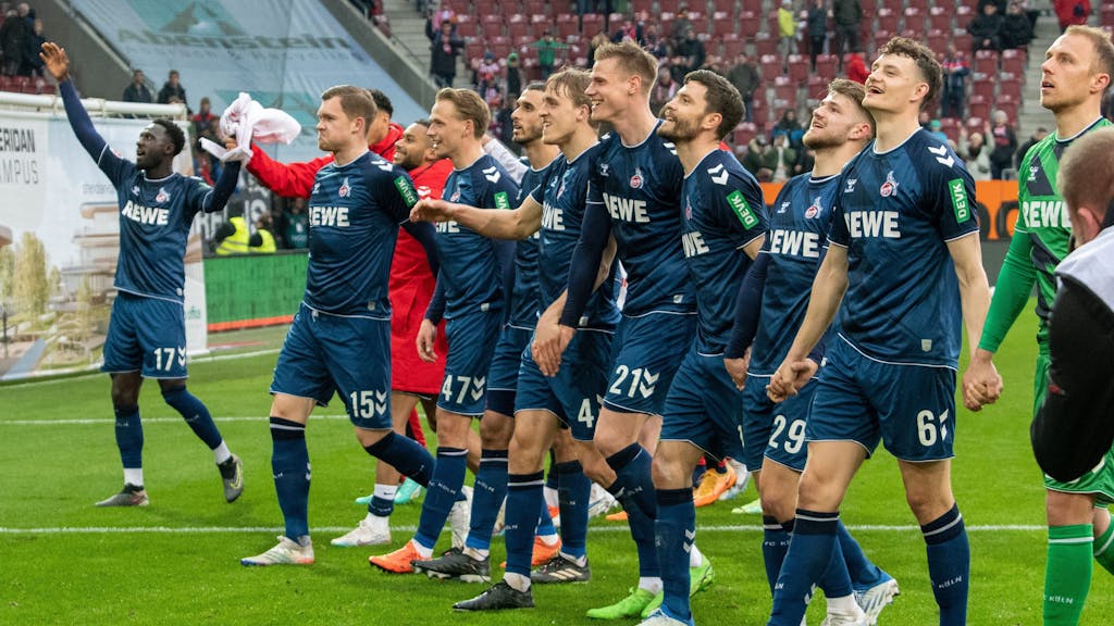 Kölns Spieler jubeln nach dem Sieg.
