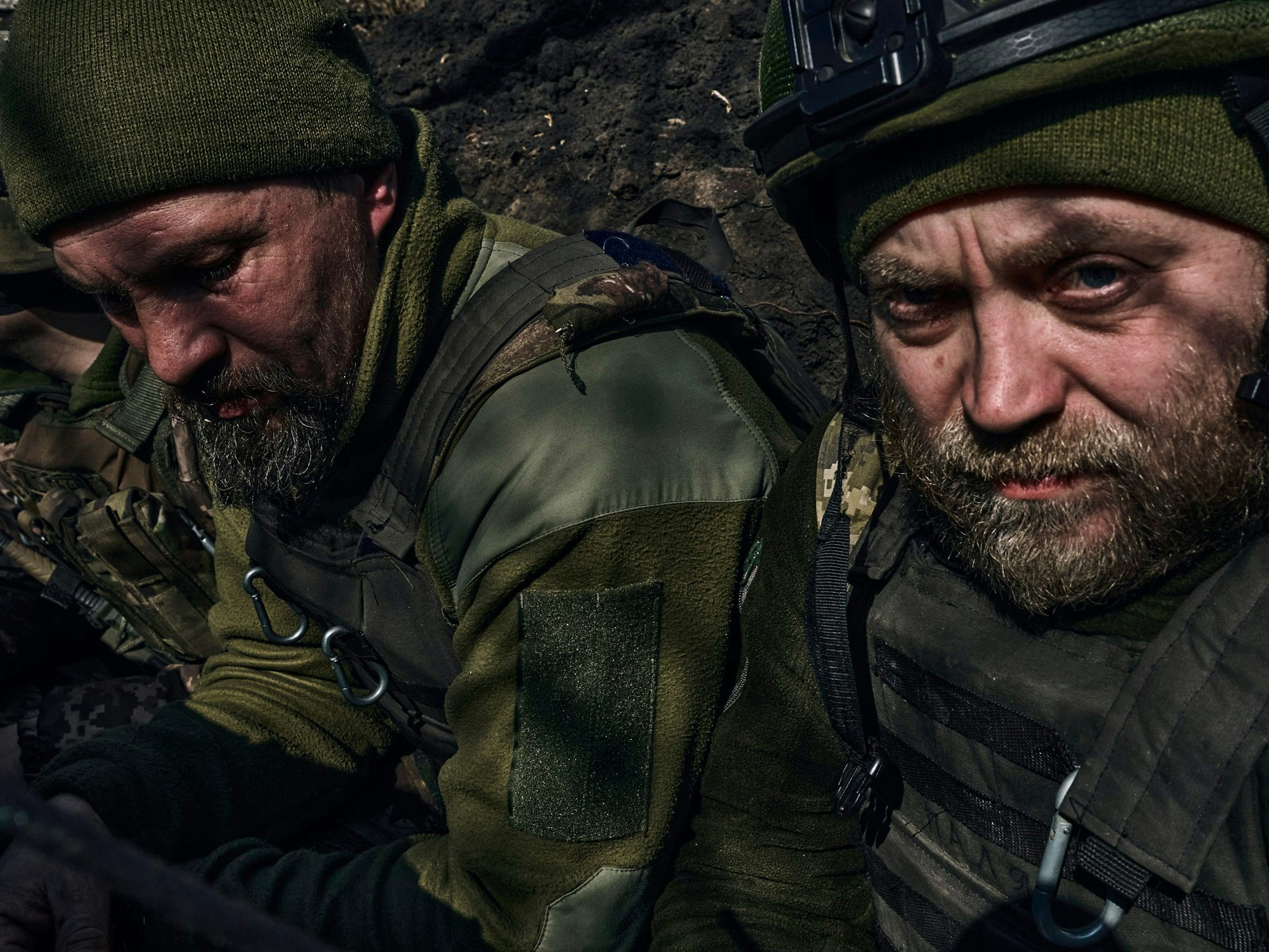 Ukrainische Soldaten sitzen am 26. März 2023 in einem Graben an der Frontlinie in der Nähe von Bachmut in der Region Donezk.